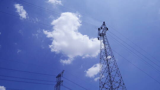 高压接线柱高压塔天空背景