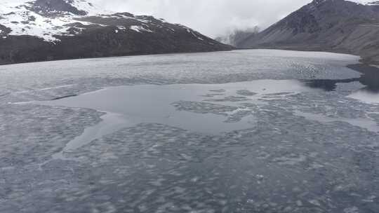 高山湖泊冰雪覆盖景象