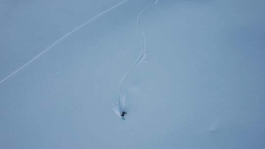 航拍雪山滑雪