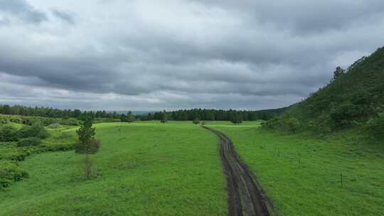 航拍绿色山野蜿蜒的山路视频素材模板下载