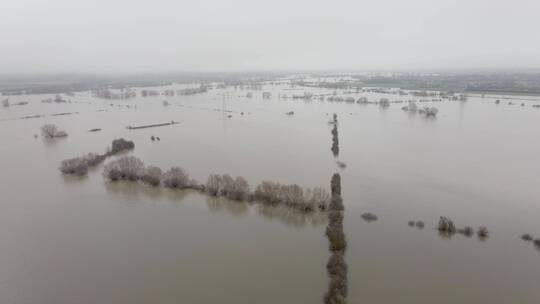 鸟瞰英国冬季洪水造成的破坏