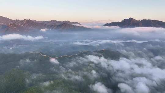 航拍蟠龙山长城云雾缭绕一镜到底