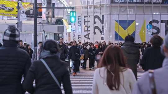 日本东京歌舞伎涉谷街道路口人流