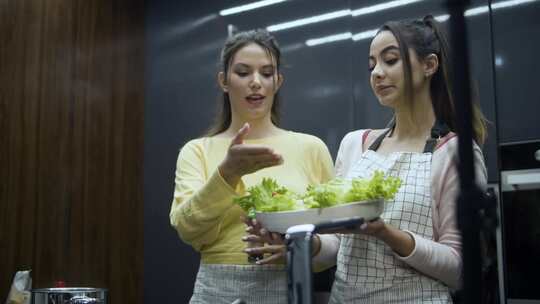 女人在煮熟的食物上放调味料