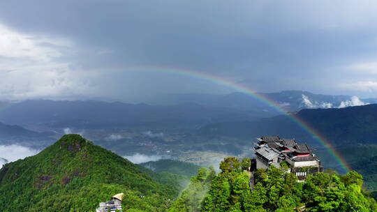 腾冲云峰山 绿色森林  雨后彩虹