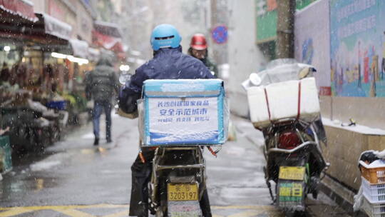 下雪的街道菜市场人文视频素材模板下载