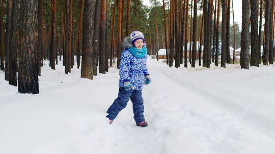 女孩在树林中的雪地上玩耍