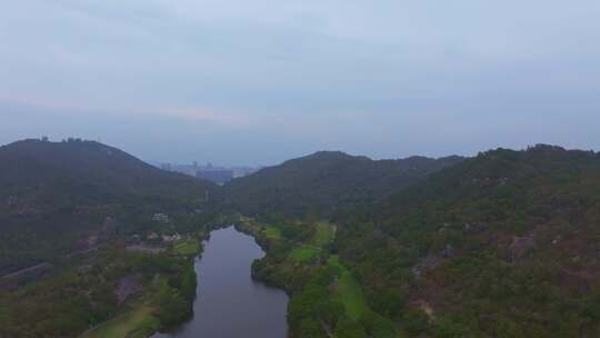 厦门思明区空中俯瞰山林间的湖泊风光