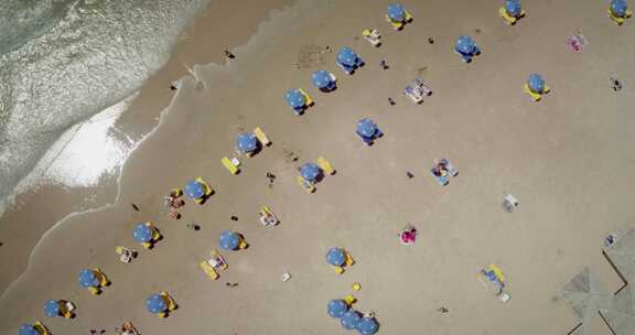 沿海空中的太阳伞和沙滩椅