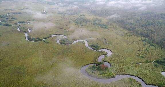 航拍原野晨雾蜿蜒的河流