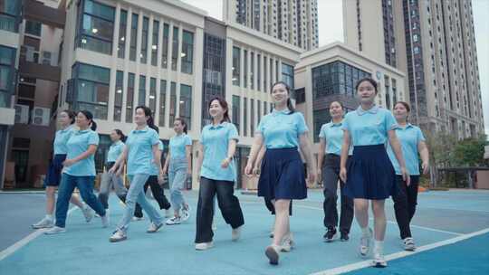 校园内女性群体步行画面
