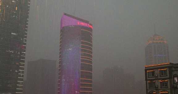 城市暴雨中的高楼