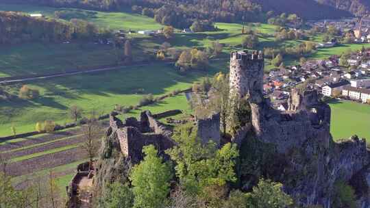 瑞士巴尔斯塔尔附近的新法尔肯施泰因城堡废墟鸟瞰图