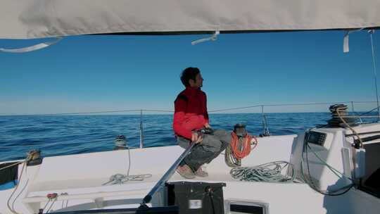 男人坐在帆船上航行视频素材模板下载