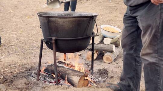 在火上搅拌大锅