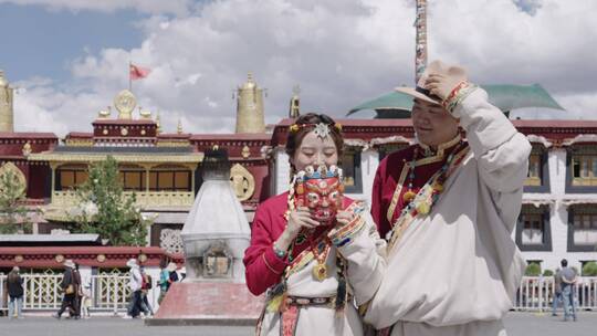 西藏拉萨大昭寺广场开心的人