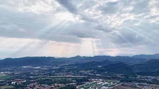 航拍山区台风云层翻滚丁达尔效应耶稣光