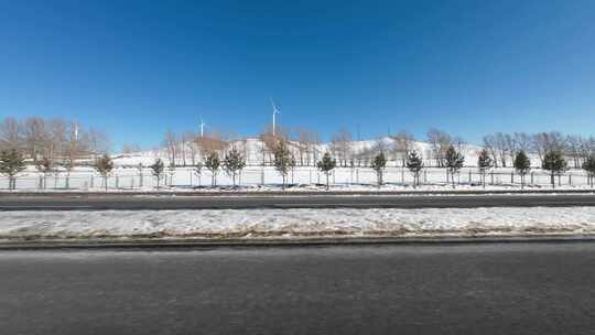 开车行驶在雪后公路 车窗外雪景