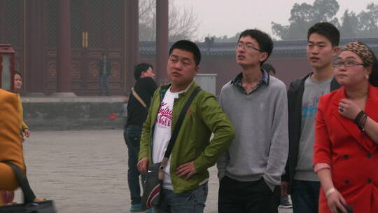 游客给北京故宫拍照