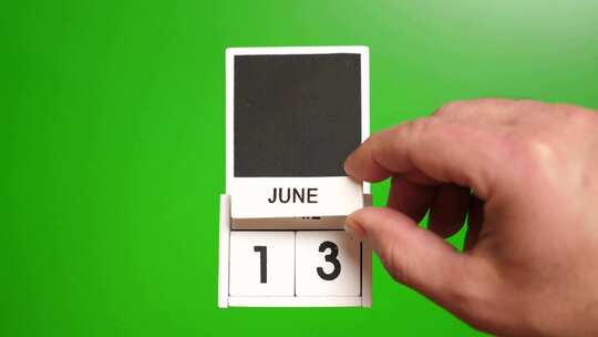 06.绿色背景上日期为6月13日的日历。