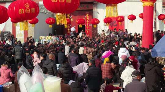 人群聚集处的红色灯笼场景