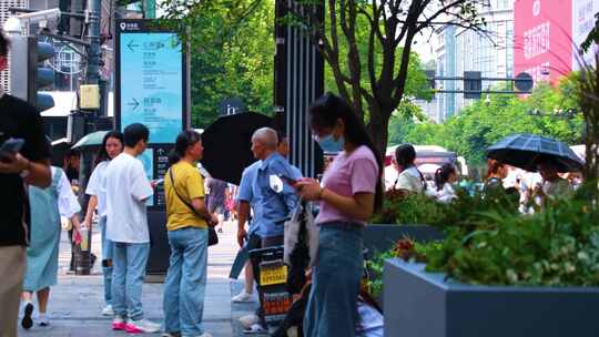 城市夏天暑假酷暑高温炎热街道人群人流汽车