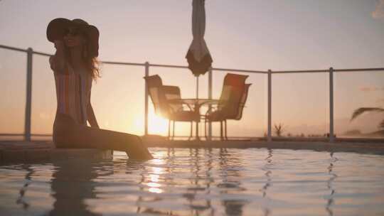 在日落时的游泳池放松身心视频素材模板下载