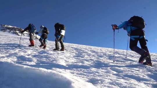 攀登雪山的团队、登顶雪山