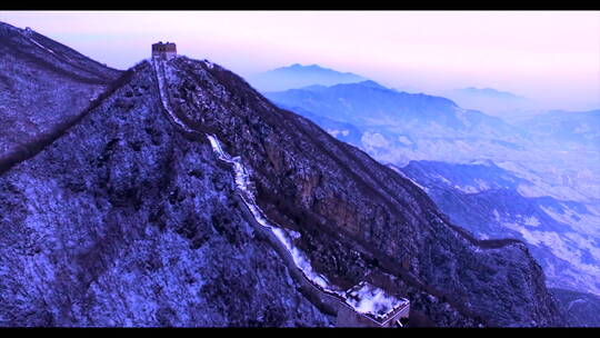 航拍长城雪景 越过顶峰 正面 霞光 黎明