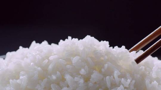 筷子夹起米饭