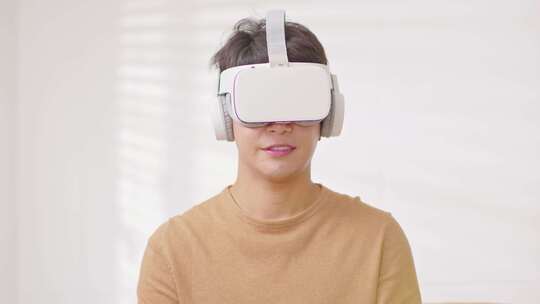 使用VR虚拟现实眼镜