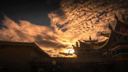 阿坝寺院日落晚霞流云