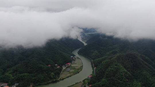 青山绿水雨雾缭绕