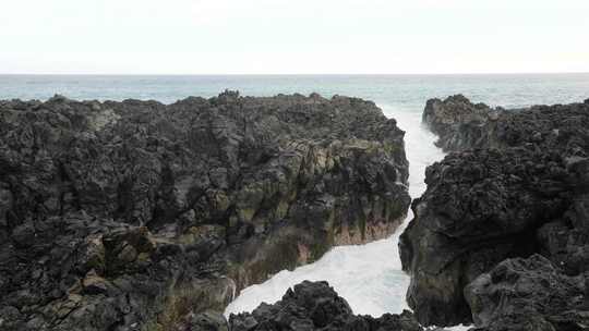 戏剧性的波浪冲击火山岩，留尼汪岛。