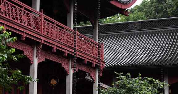 （慢镜）中国杭州灵隐寺下雨天