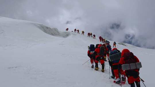 风雪中攀登冰川之父慕士塔格峰雪山的登山队