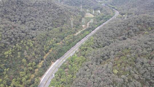 山地间的公路