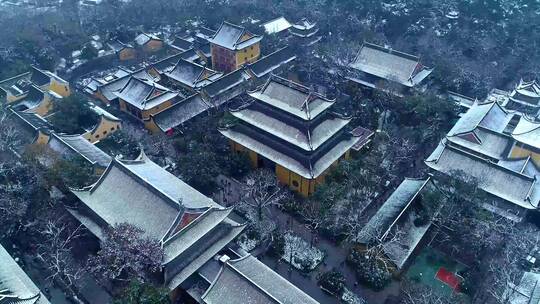 4K航拍杭州飞来峰灵隐寺冬天唯美雪景