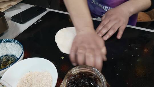 夜市摊煎饼制作特写