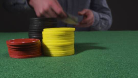 赌客把扑克牌扔到赌桌上视频素材模板下载