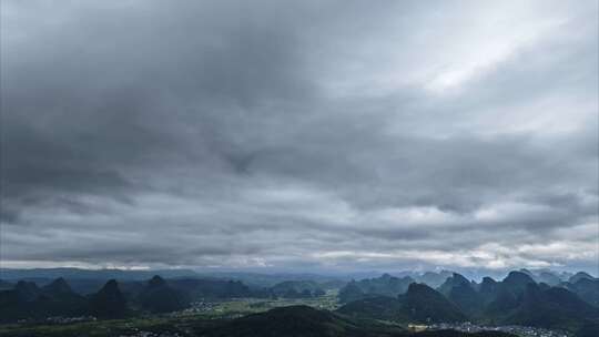 阴云笼罩下的群山风景