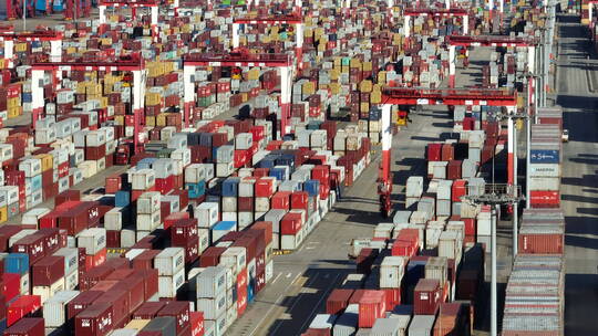 港口密集的集装箱-上海洋山港