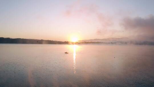 【4K航拍】暖色夕阳下湖面上渔船渔民升格