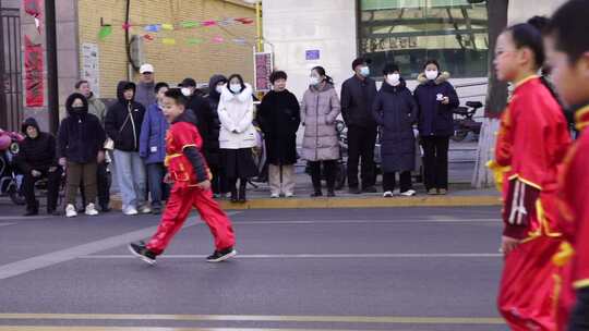 户外街头的民俗表演活动