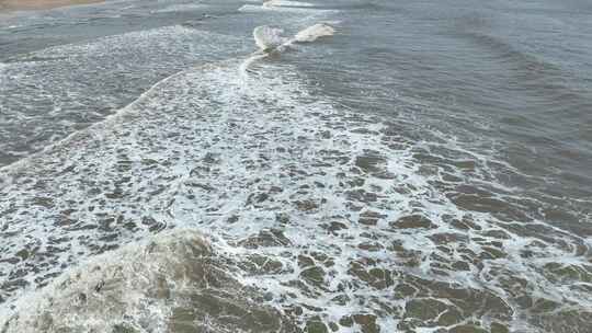 阴天沙滩海浪航拍大海潮汐海水波纹浪花波浪