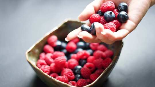 蓝莓和树莓混合水果