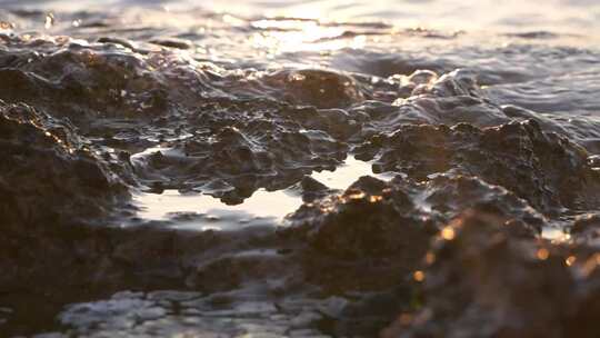 大海海浪浪花拍打岩石