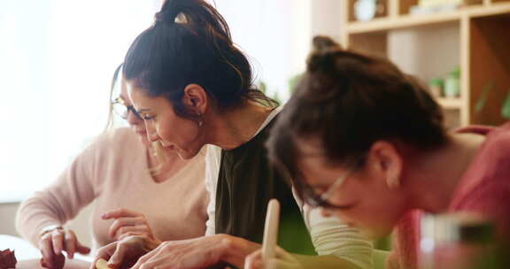 教师、妇女和陶艺班，学习艺术、手工工艺和