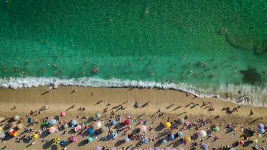 鸟瞰地中海海岸线在空中茁壮成长的夏季魔法