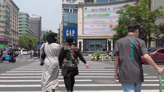 大城市繁忙的行人过马路视频素材模板下载